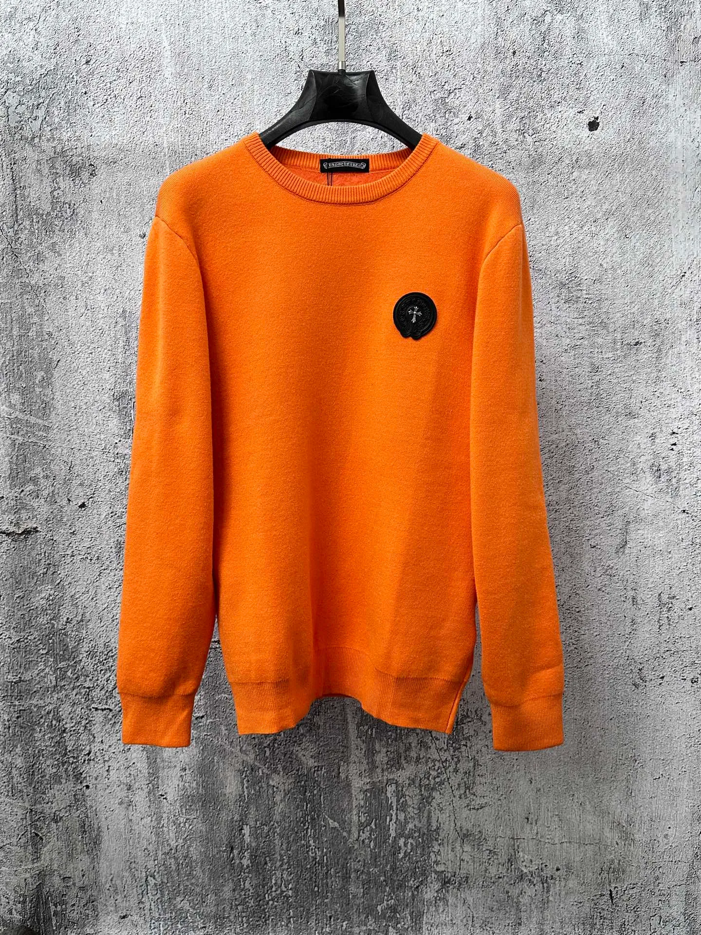 P300 [Chrome Hearts] Chrome Hearts 2025 new autumn and winter knitted fleece sweater is simple and elegant, easy to match and versatile, extremely high-grade, perfectly integrated into fashion and style, a top fashionable style that is perfect for outer wear! The whole thing gives people a natural feeling! The ultimate classic versatile short-sleeved T-shirt, using the latest three-dimensional logo elements to highlight the concave and convex texture! The ultimate heavy work, the ultimate perfection! Size: S-3XL